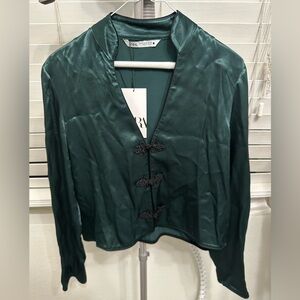Green cropped blouse from Zara with black details